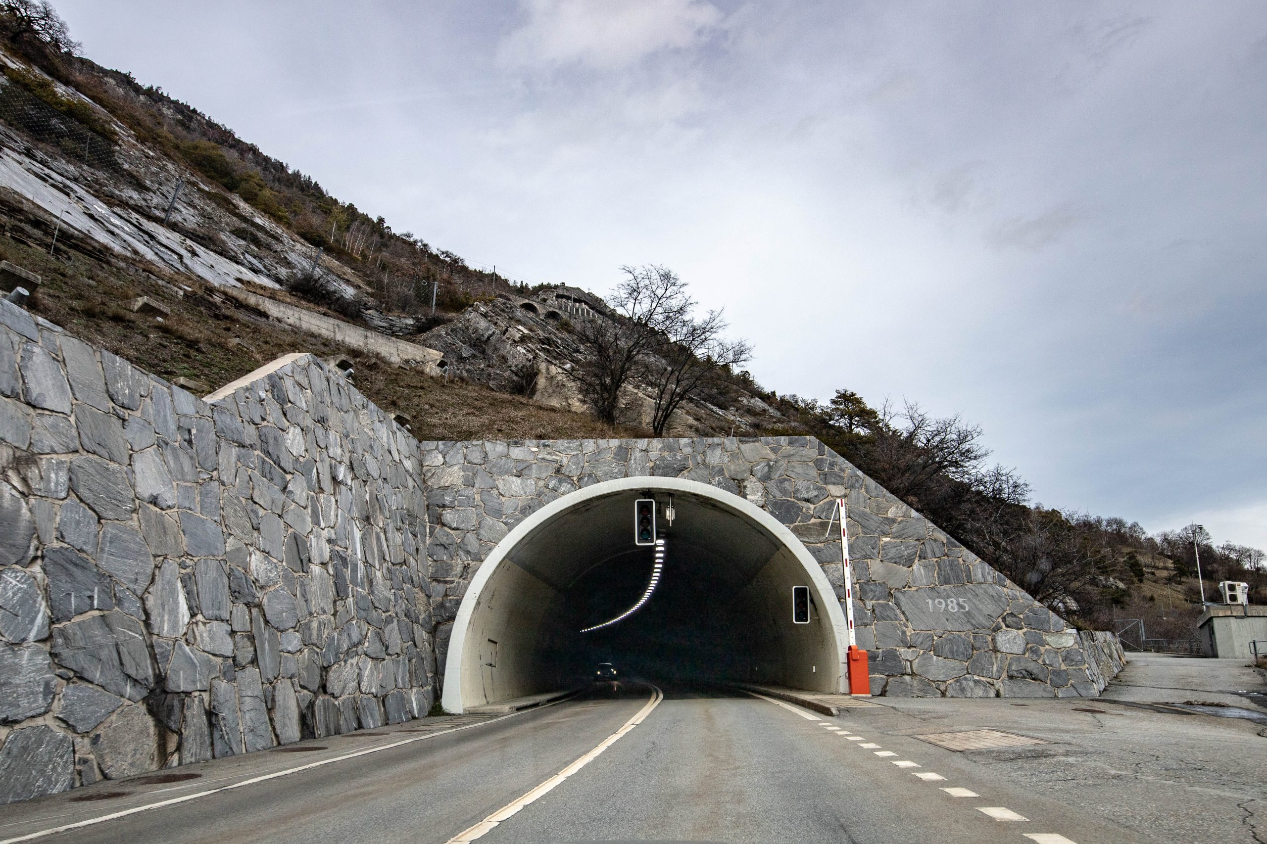https://blog.astra.admin.ch/wp-content/uploads/2021/12/A6-Mittaltunnel-scaled.jpg