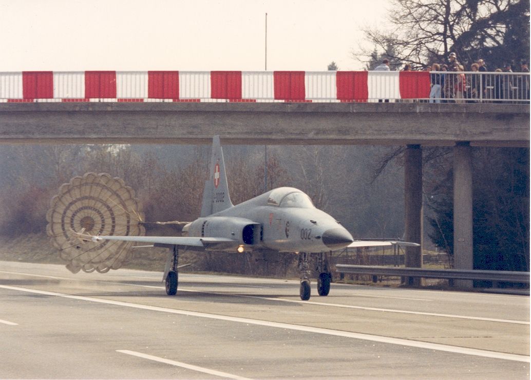 Kampfjets auf der Autobahn - Unterwegs – der ASTRA-Blog