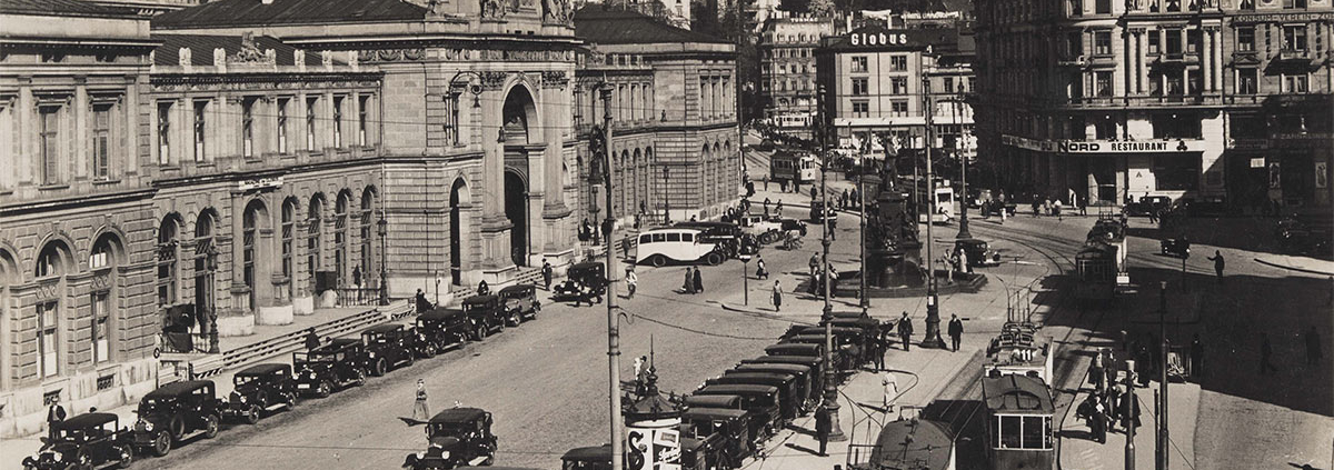 Der Bahnhofplatz in Zürich, in den 1930er Jahren.
