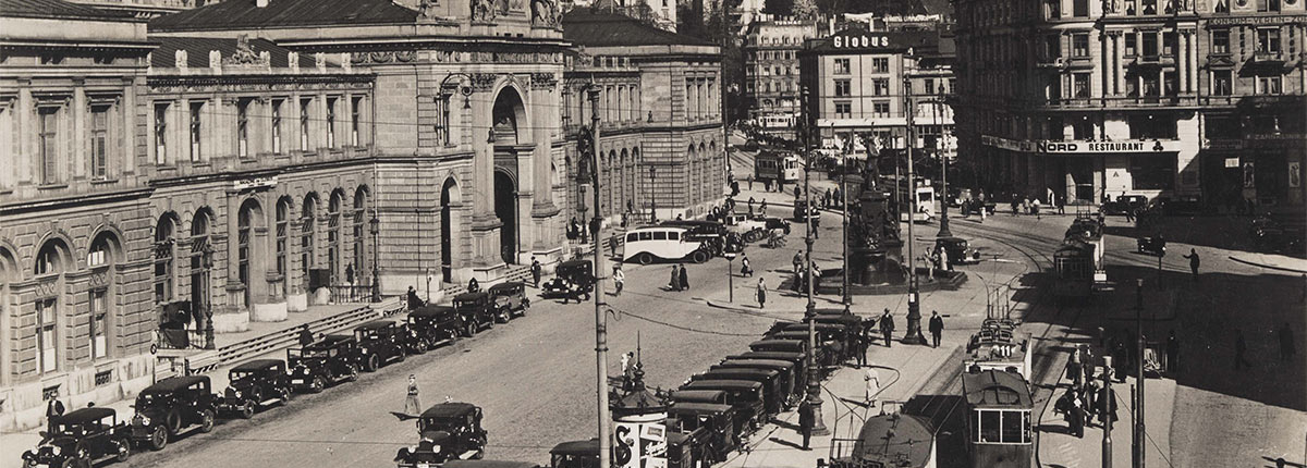 Der Bahnhofplatz in Zürich, in den 1930er Jahren.