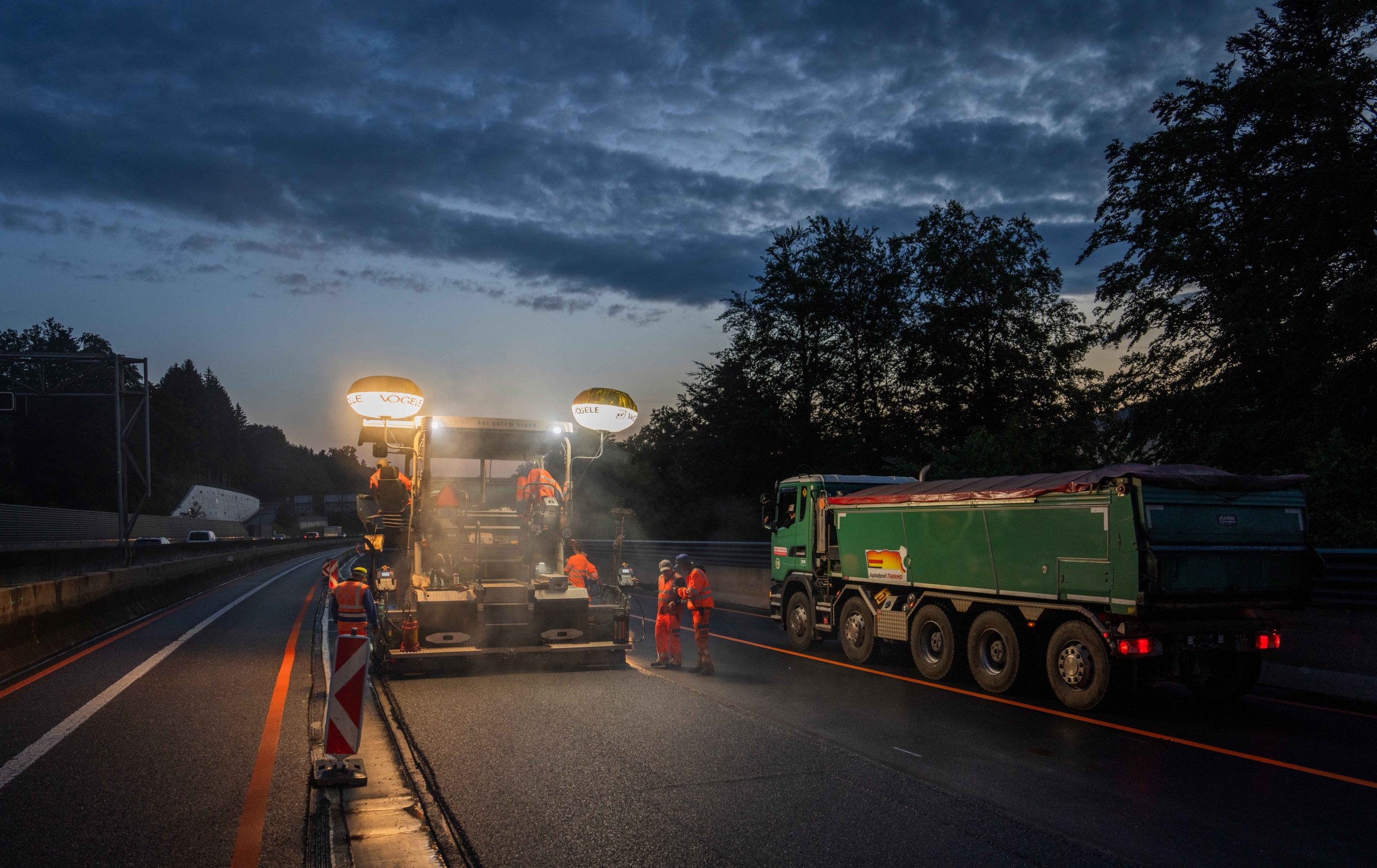 Belagseinbau bei Nacht auf der Stadtautobahn St. Gallen