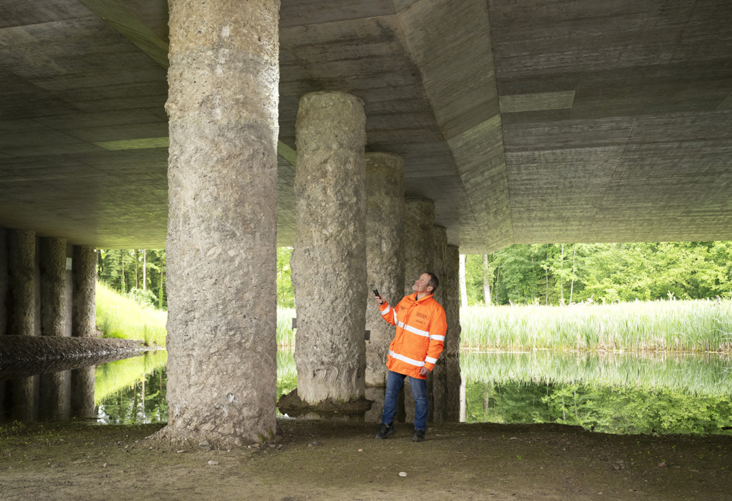 Projektleiter Beat Aeberhard sucht Spuren der Fledermäuse. Zahlreiche Arten sind auf Unterführungen angewiesen. Sie fliegen zu niedrig und würden über der Autobahn in Fahrzeuge stossen.